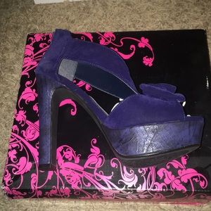 NIB Qupid navy velvet heels